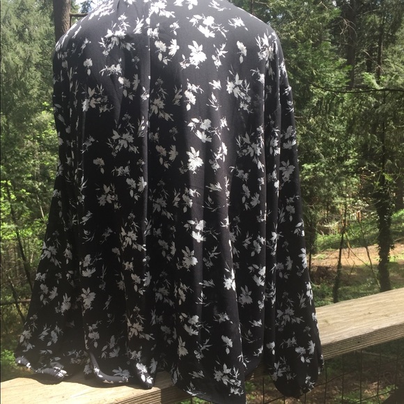 Torrid black and white floral cold shoulder blouse high neck line - Picture 8 of 10